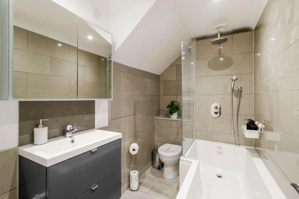 Modern 2 Bedroom Apartment In The Heart Of Лондон Экстерьер фото