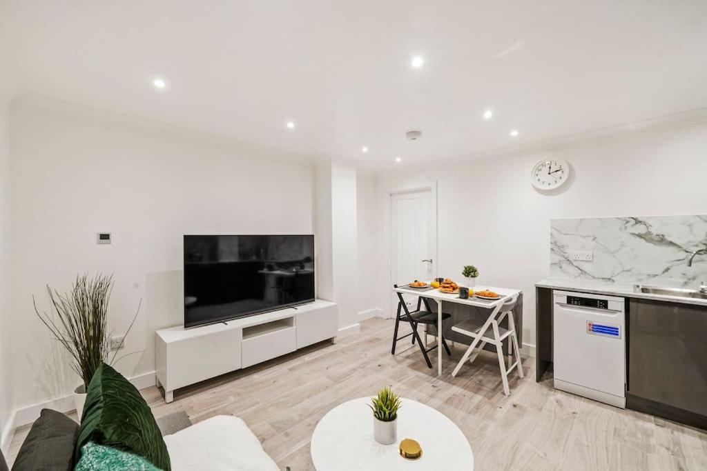 Modern 2 Bedroom Apartment In The Heart Of Лондон Экстерьер фото